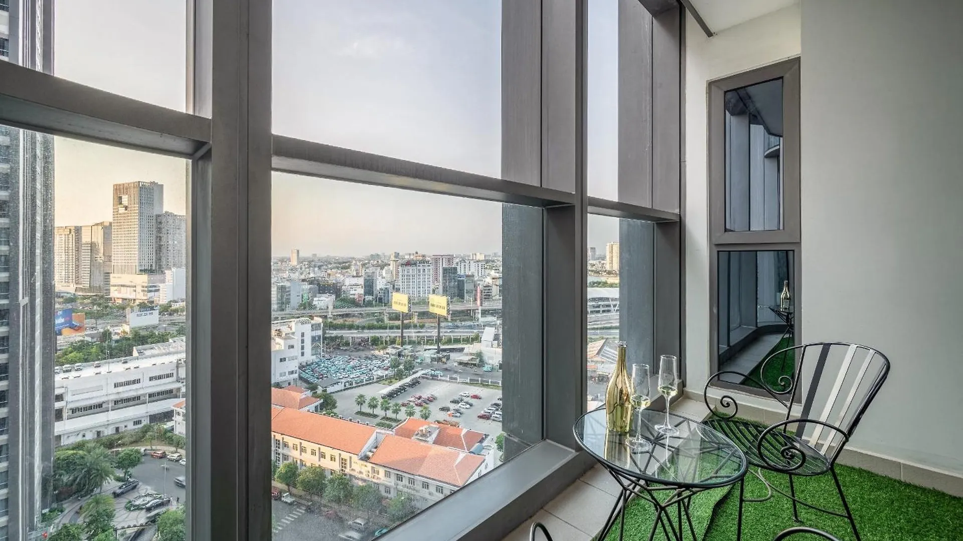 Vera Saigon Apartments - Luxury Landmark 81 ホーチミン市
